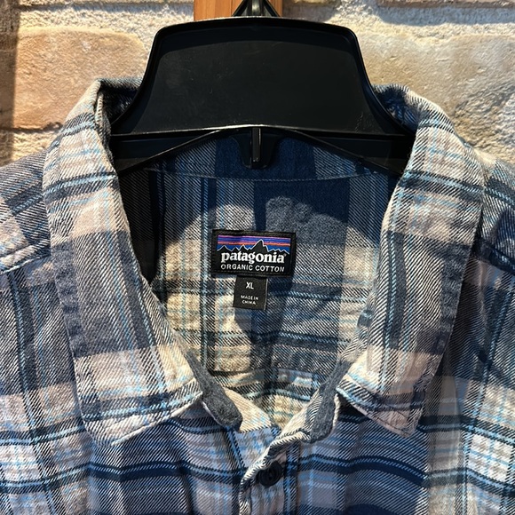 Patagonia men’s size XL flannel button down shirt in blue plaid pattern - Picture 2 of 9